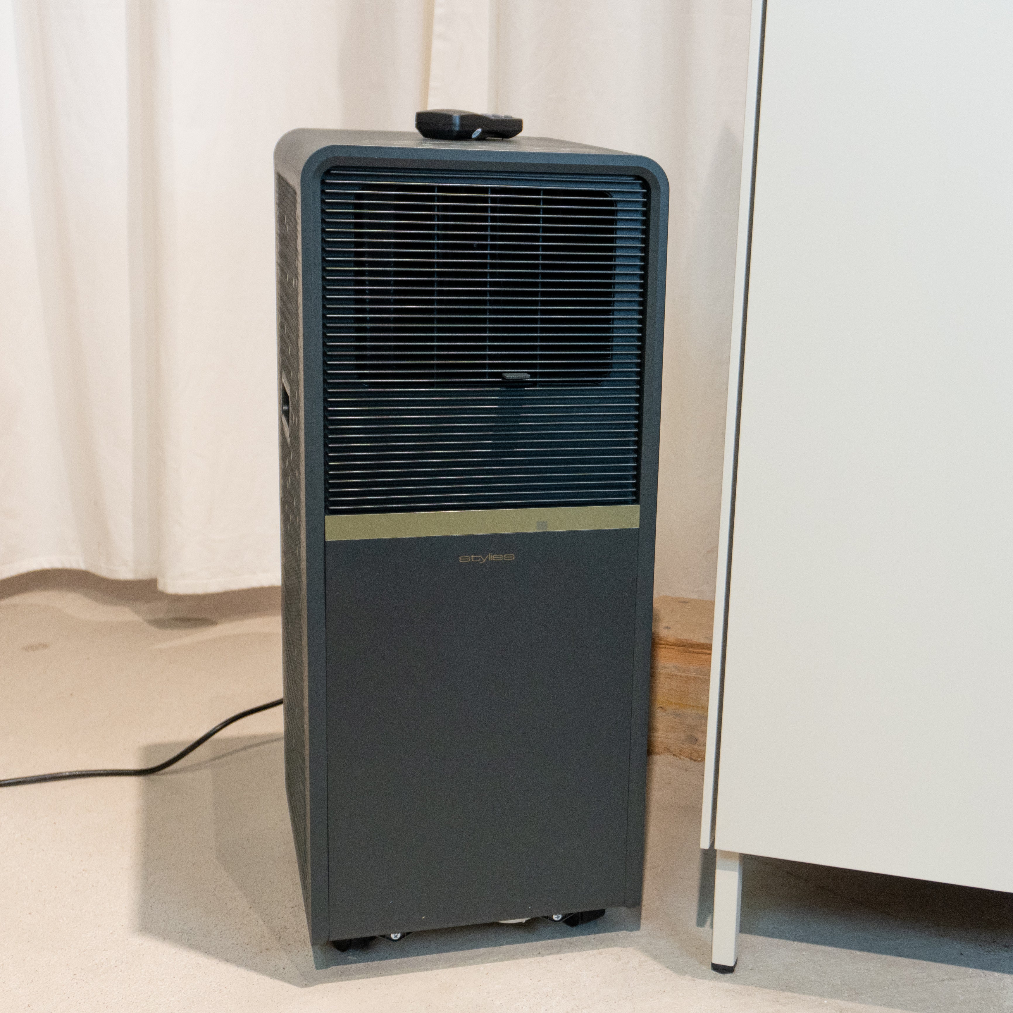 Polarix Polarix Klimagerät 9000 BTU – Schweizer Design, Energieeffiziente Kühlung in Anthrazit & Gold