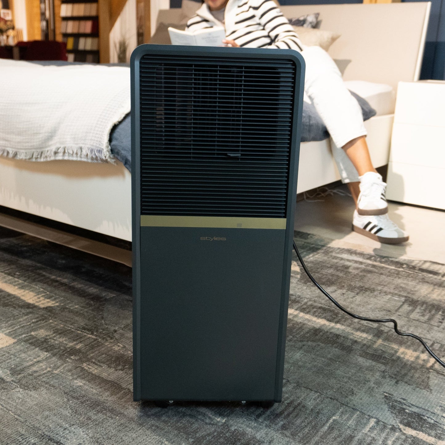 Polarix Klimagerät 9000 BTU – Schweizer Design, Energieeffiziente Kühlung in Anthrazit & Gold - Stylies - Store.de